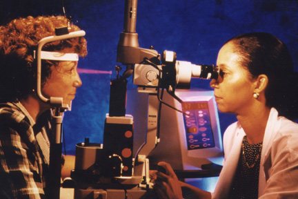 Séance de photocoagulation panrétinienne au laser