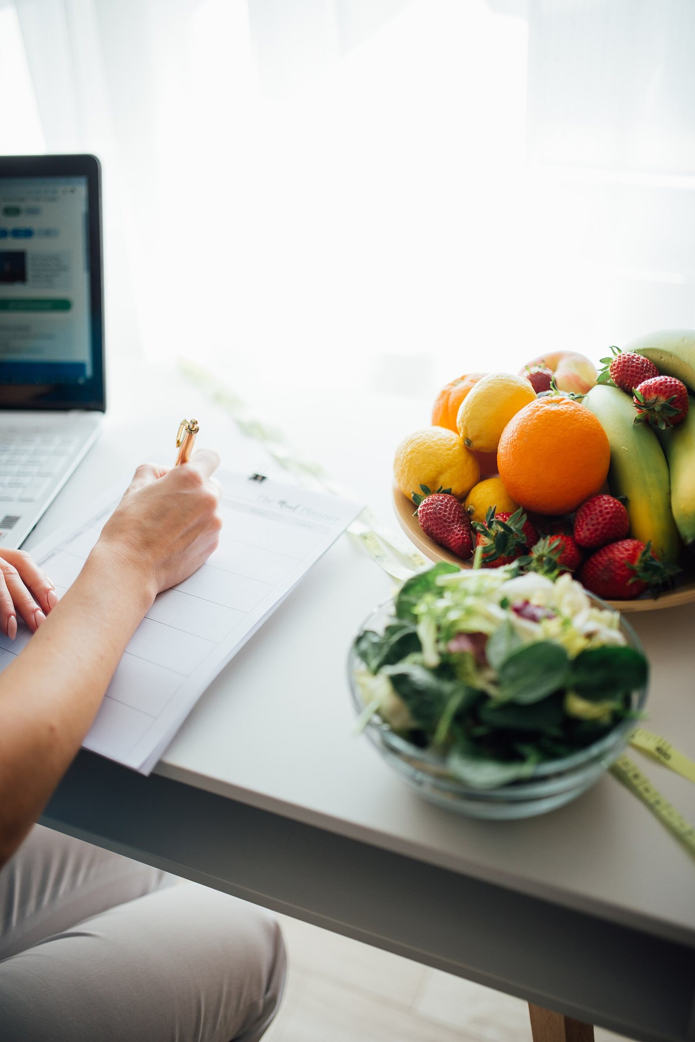 Préparation d'un repas équilibré : fruits, légumes et suivi écrit